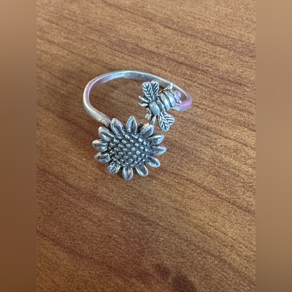 Adorable Sunflower and Bee sterling silver bypass adjustable ring - Picture 4 of 7